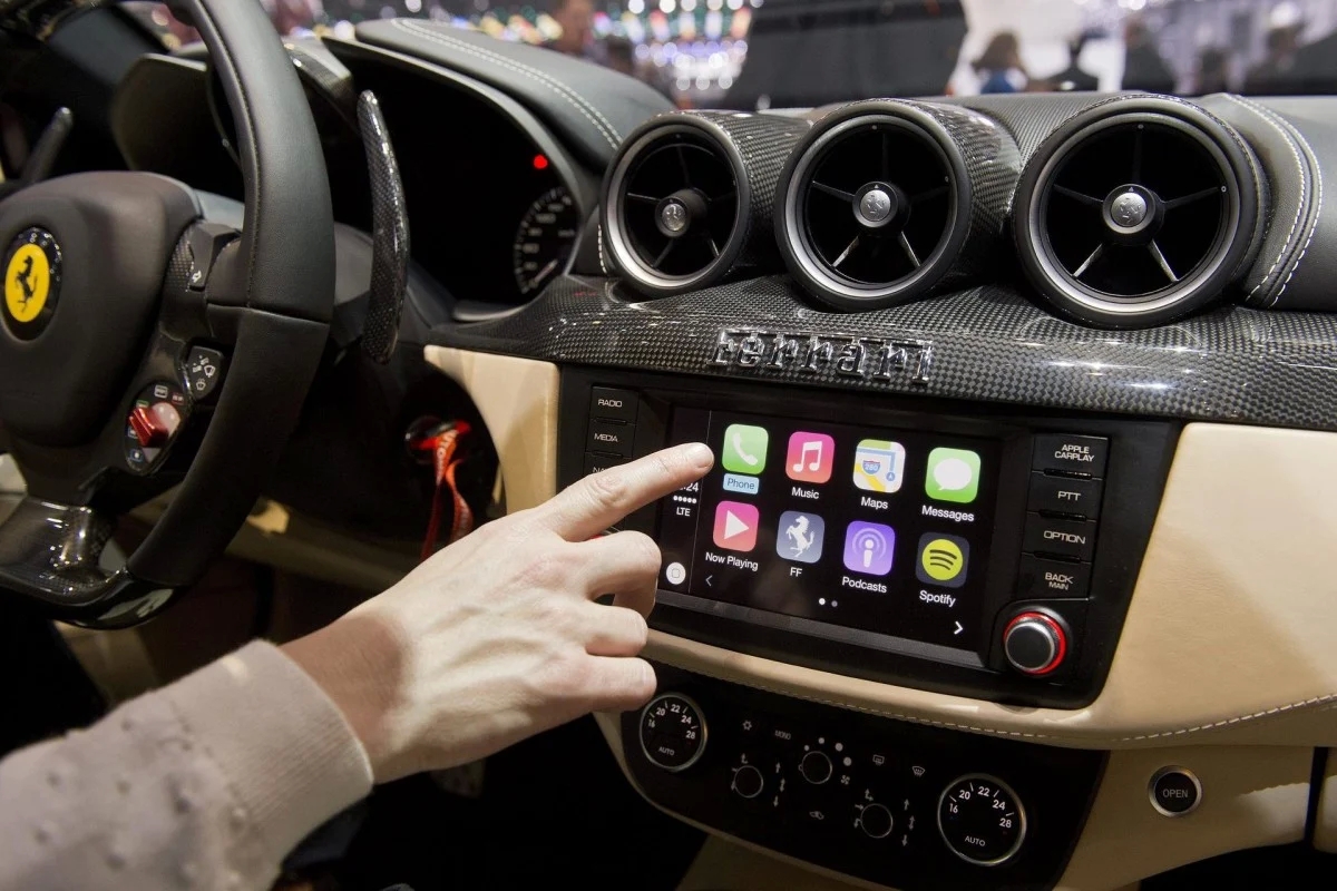 Большая новинка индустрии 2014 года: Ferrari FF с полным подключением к iPhone через Apple CarPlay