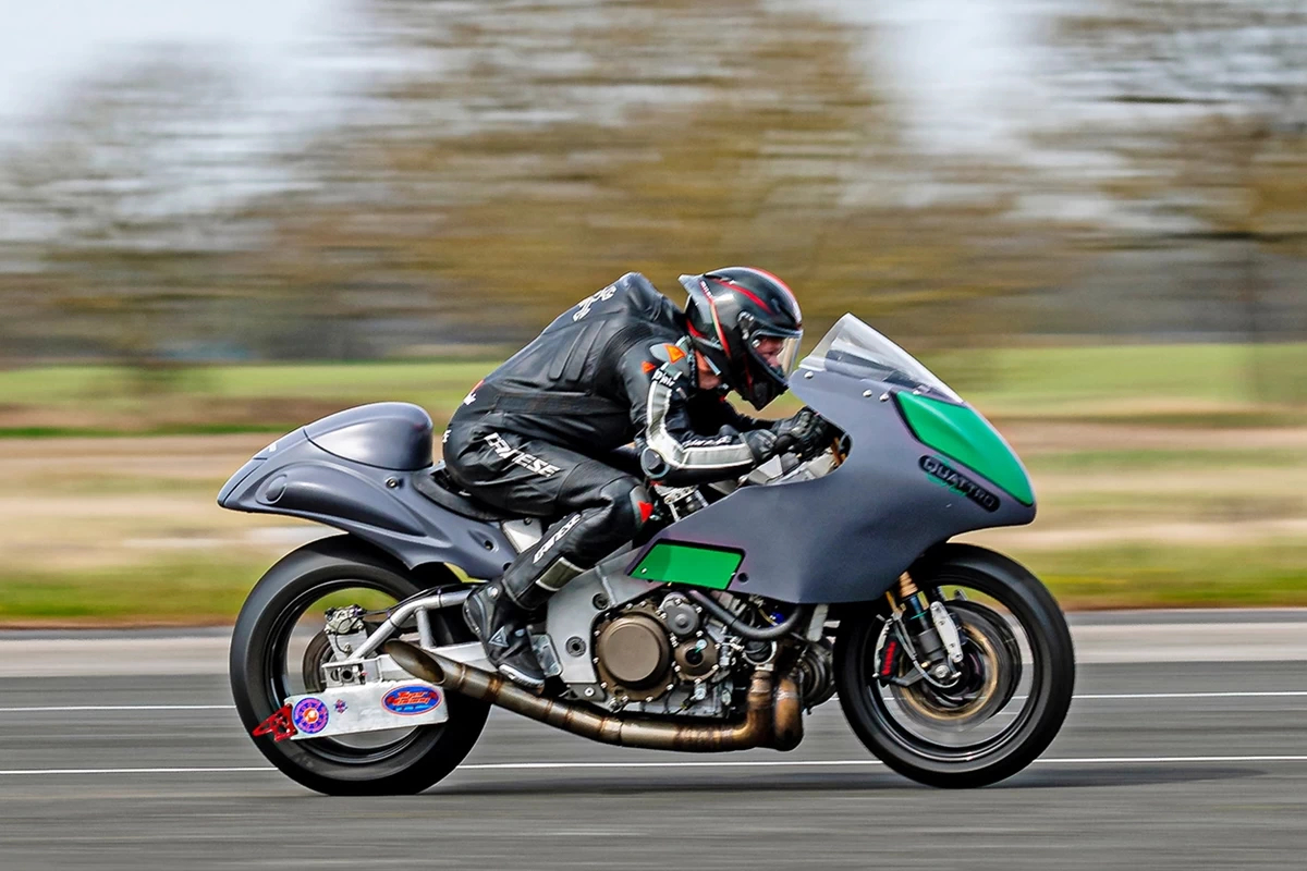 мотогонщик