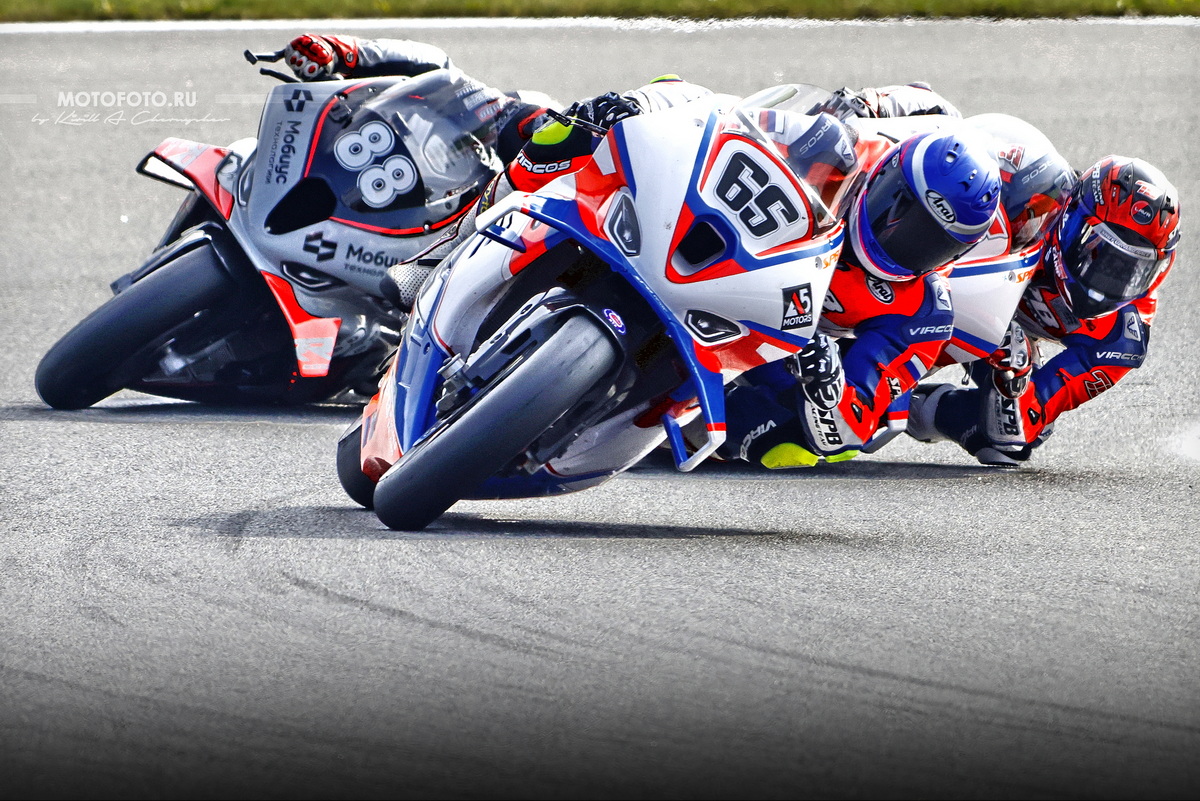Насмотрелись MotoGP: эпичная дуэль Леонова, Юрченко и Мараева перезапустила чемпионат России по Супербайку