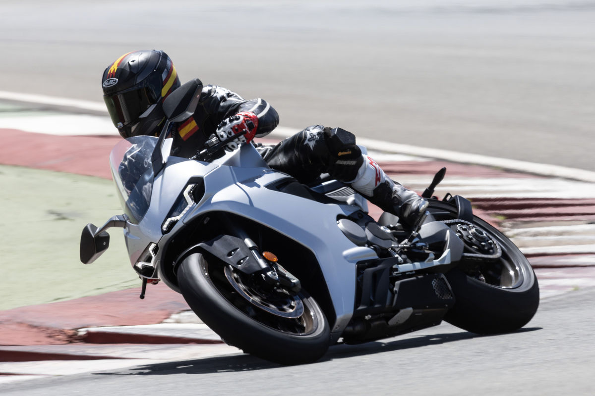 Тест-драйв: Norton ManX R с 209-сильным двигателем V4 - шик скорости!