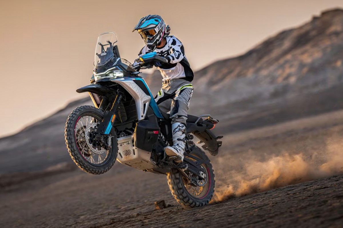 Турэндуро CFMoto с двигателем KTM LC8c опередит дебют KTM 990