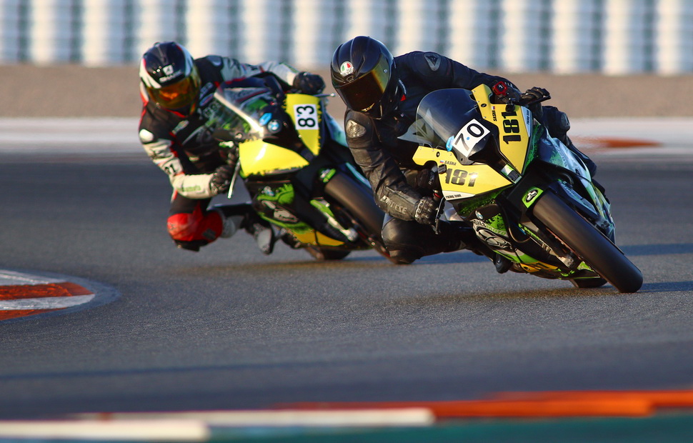 мотогонки как пишется. фото кино игры спорт авто мото.