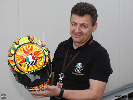 Новый шлем Валентино Росси - специально для ночной гонки в Катаре
