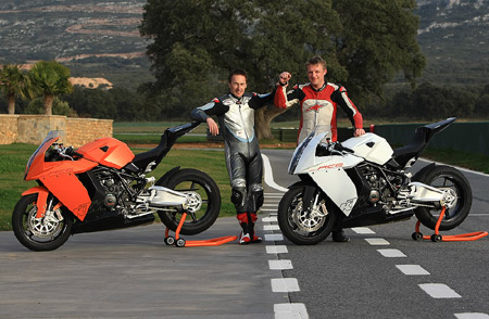 Звезда MotoGP Джереми МакВильямс и наш тест-пилот Тор Саген на тестах KTM RC8 190