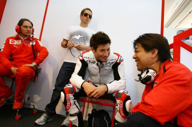 Никки Хейден в команде Ducati - первый выезд и обсуждение в гараже