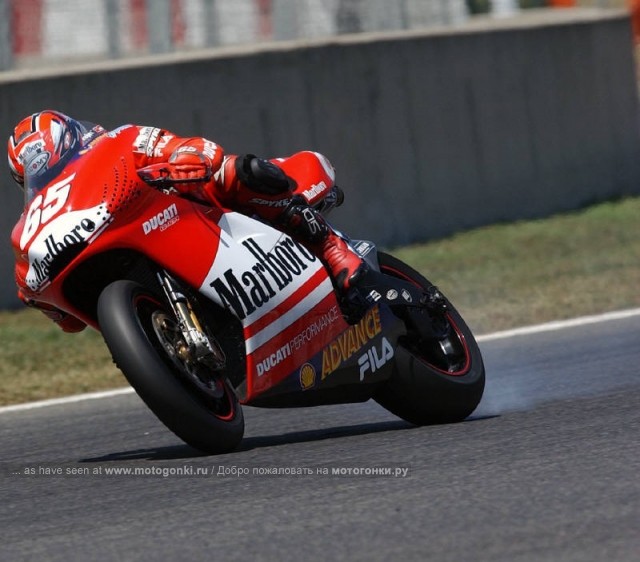 Лорис Капиросси дрифтует на Ducati Desmosedici GP5