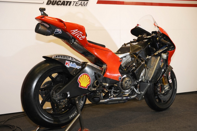 Ducati Desmosedici GP09 с карбоновым монококом. Прощай птичья клетка!