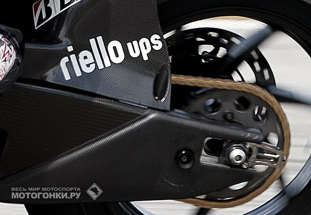 Ducati Desmosedici GP12 - новое поколение: маятник в новом съемном карбоновом кожухе