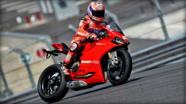 Фотогалерея из Техаса: Бен Спис и Никки Хейден в Circuit of the Americas на Ducati 1199 Panigale R