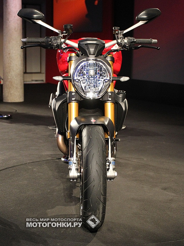Ducati Monster 1200S - вид в фронт