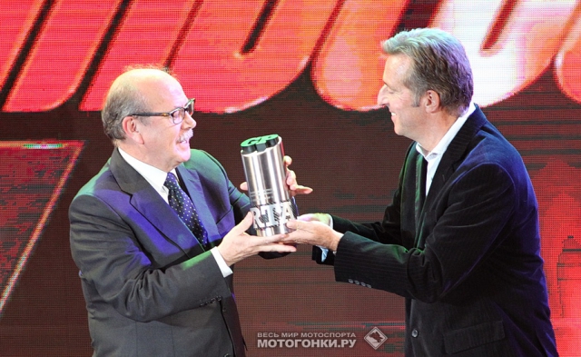 Лучшим раундом сезона было названо Гран-При Арагона: Эрве Поншараль вручает кубок представителю Motorland Aragon