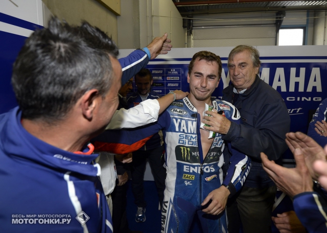 Хорхе Лоренцо встречают как героя в гараже Yamaha Factory, Гран-При Нидерландов, Assen TT Circuit