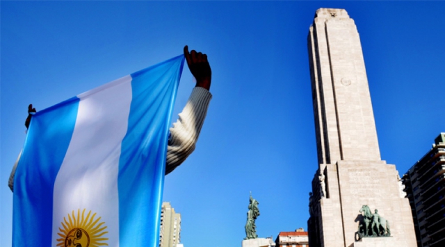 Площадь у Монумента Флагу - центр Розарио, где впервые над Аргентиной поднялся национальный флаг
