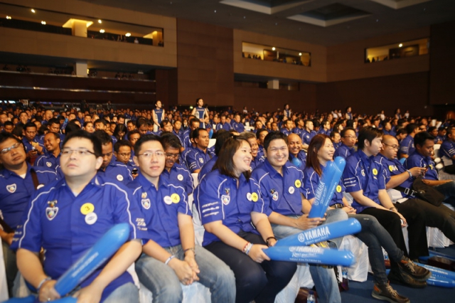 Представители дилерской сети Yamaha в Индонезии полностью заполнили зал, где состоялась презентация. Еще и в проходах стояли