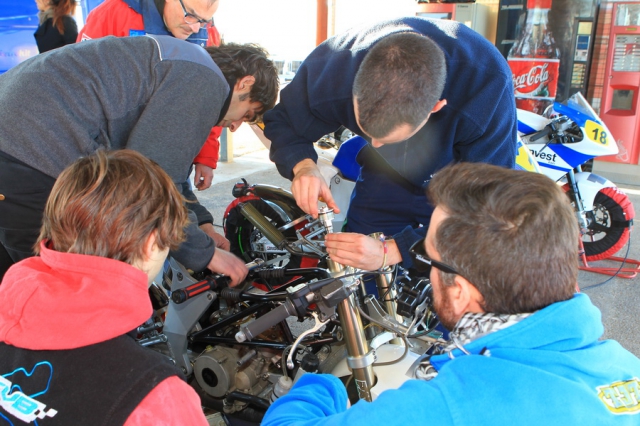 Механики PIO Motorsport готовят байк Андреаса к быстрому выезду: сильный ветер, правят настройки вилки