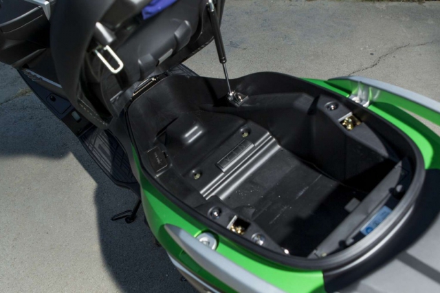 Подседельное пространство скутера Kawasaki J300 вмещает один полноразмерный шлем