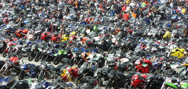 Мотопаркинг перед главным воротами Circuito de Jerez - более 40000 мотоциклов в одном месте