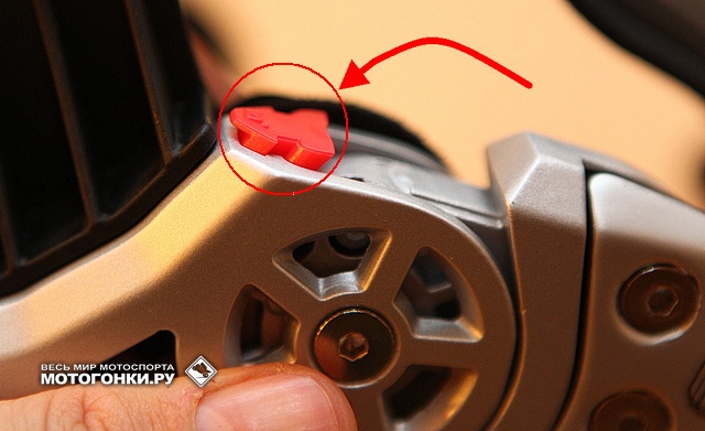 Красные силиконовые вставки регулируют угол наклона в шарнирах Leatt C-Frame