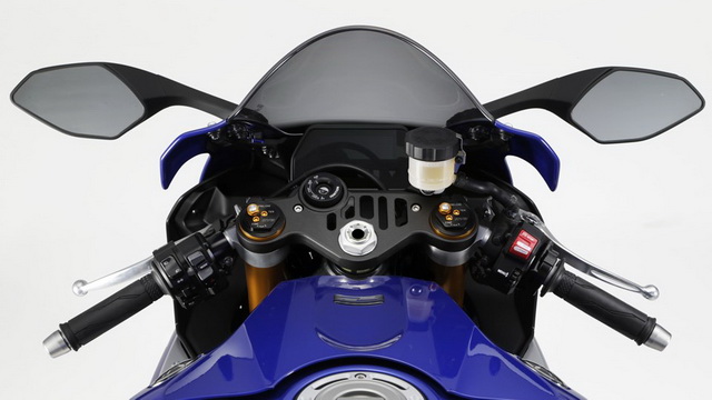 Yamaha YZF-R1 (2015): за рулем