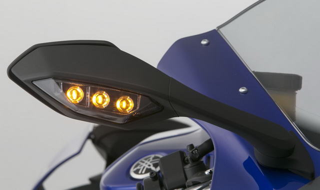 Yamaha YZF-R1 (2015): интегрированные в зеркала поворотники