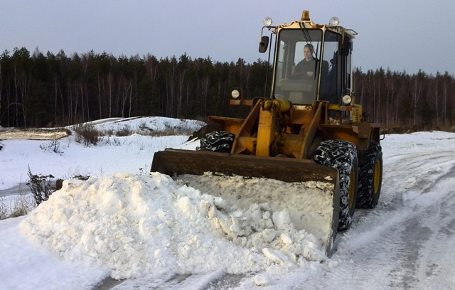 титаническая борьба со снегом была выиграна благодаря великому трактористу и строителю трасс Юрию Самарину