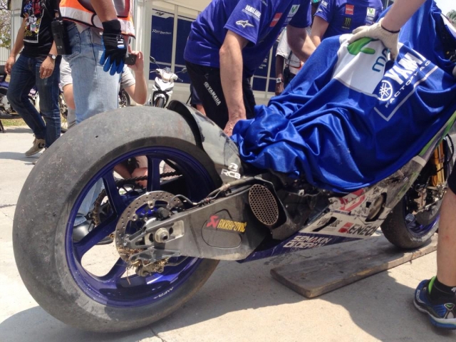 Мотоцикл Лоренцо полностью разрушен после аварии в 3-м повороте