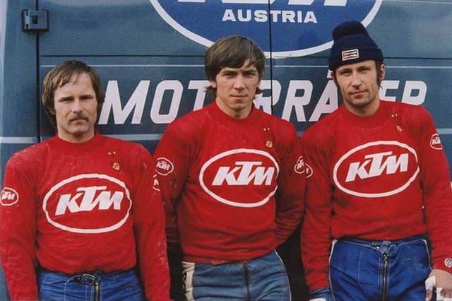 Кавинов (слева), Овчинников (в центре) и Моисеев (справа) - сборная команда СССР на чемпионате мира по мотокроссу