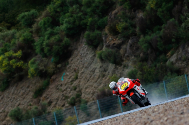 Хулиан Симон выступает на мотоцикле SpeedUp за катарскую QMMF Racing Team: лучшее время дня на мокром треке в Moto2