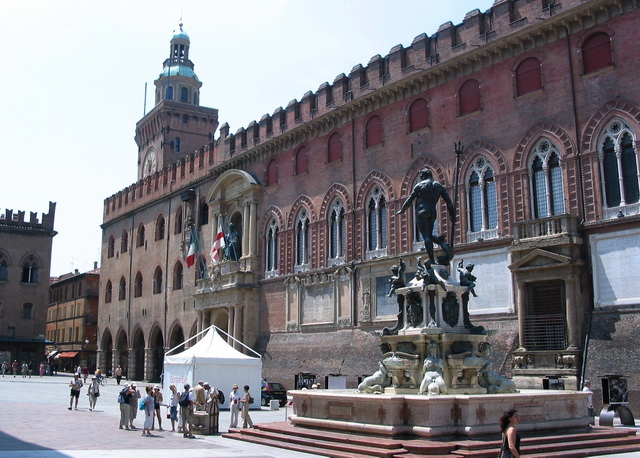 Исторический центр Болоньи - площадь Маджоре, у Нептуна (Piazza Maggiore)