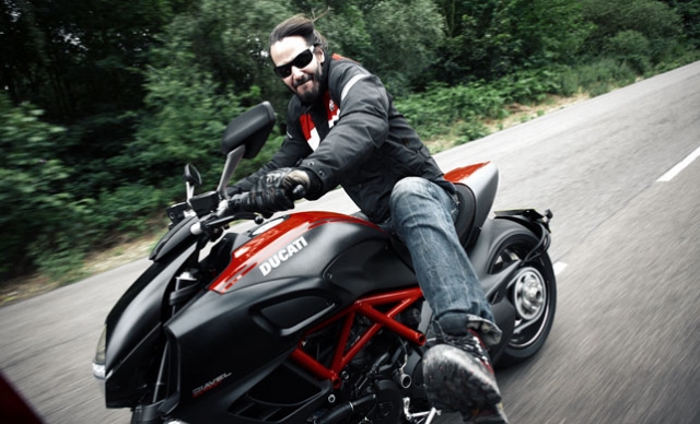 Стремительные прохват на Ducati Diavel по тестовому треку - это была игра на камеру, но Киану... влюбился в этот мотоцикл