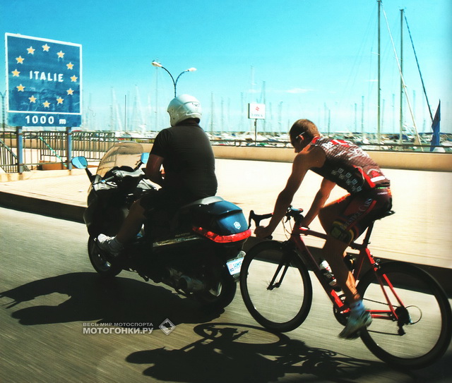 Гонка преследования со скутером: Бейлисс едет в качалку из дома в Монако, в Италию, а потом обратно