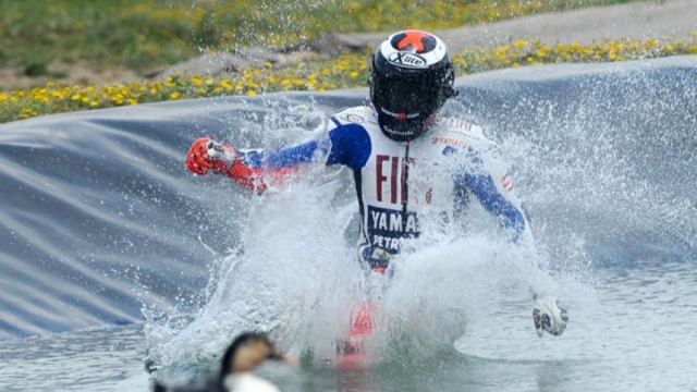 Хорхе Лоренцо принимает ванну после победы в Гран-При Испании 2011 года