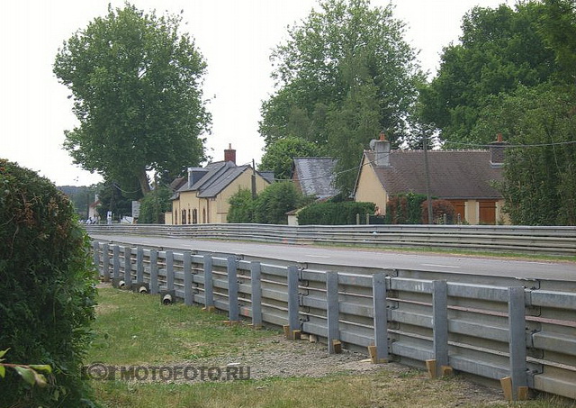 Прямая Mulsanne (обратная прямая Le Mans 24 Circuit) в обычное время - шоссе D338, ведущее от Ле Мана в Мюльзан