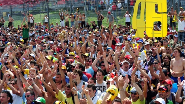 Толпа фанатов пришла приветствовать Валентино Росси в 2014 году и составила, по некоторым оценкам, до 12000 человек