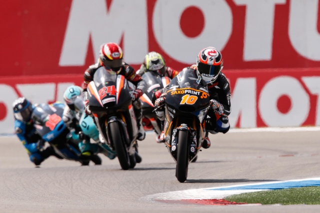 Последний поворот TT Assen Circuit - место, где решает судьба побед, особенно в Moto3