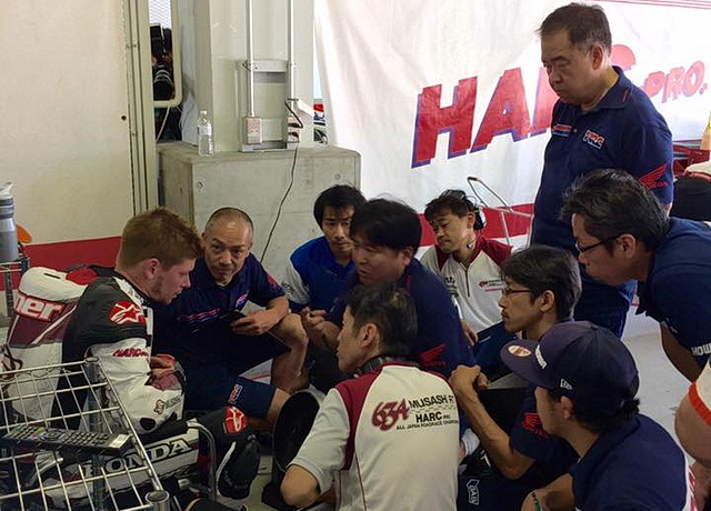 Кейси Стоунер обживается в гараже MuSASHI Racing HARC Pro, ближе к HRC в чемпионате Японии нет!