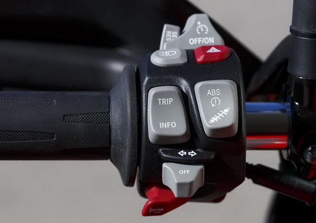 Знакомый пользователям BMW пульт управления подвеской, DTC и круиз-контролем - на левом пульте