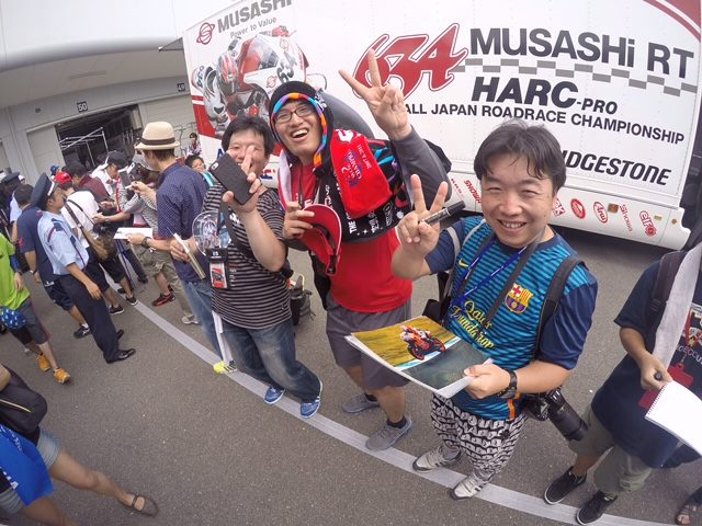 Сегодня был первый большой open paddock в Suzuka 8 Hours, фанатов - море!