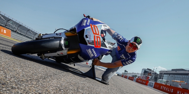 Лоренцо демонстрирует, как выглядит наклон мотоцикла MotoGP в 62 градуса в первом повороте Indianapolis Motor Speedway