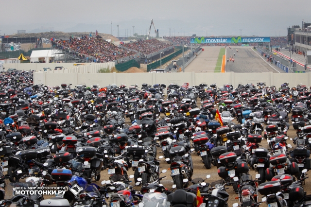 Вид на Гран-При Арагона MotoGP с мотопарковки: здесь собираются до 20000 мотоциклов, немногим меньше, чем в Хересе
