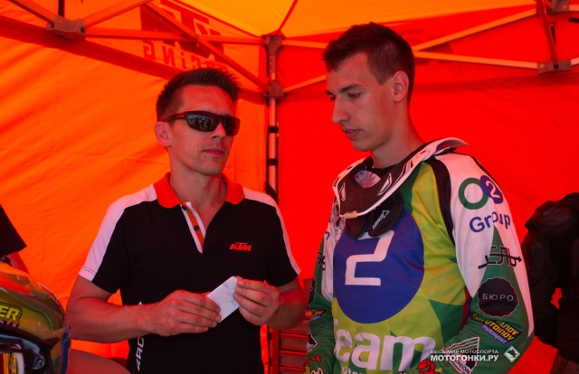 Влад Никитин с менеджером KTM Кристианом Альбрехтом на российских тестах KTM SX-F450