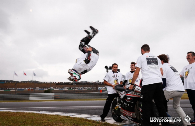 Жоан Зарко исполнил 7-й бэкфлип с начала сезона, теперь в статусе чемпиона Moto2