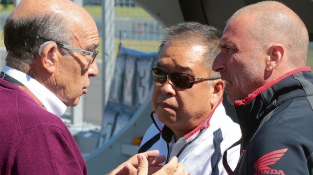 Президенту Dorna Sports Кармело Эспелете (слева) всегда есть, что обсудить с Сухеем и Honda racing