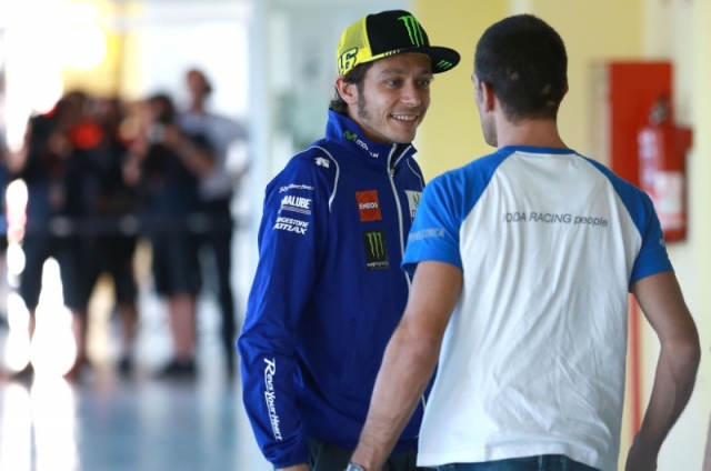 Валентино Росси с радостью встретил Алекса Де Анжелиса на выходе из пресс-центра Ricardo Tormo Circuit