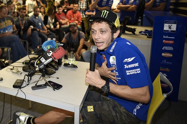 Валентино Росси на встрече с журналистами по окончании сезона MotoGP 2015 года - в роли обвинителя