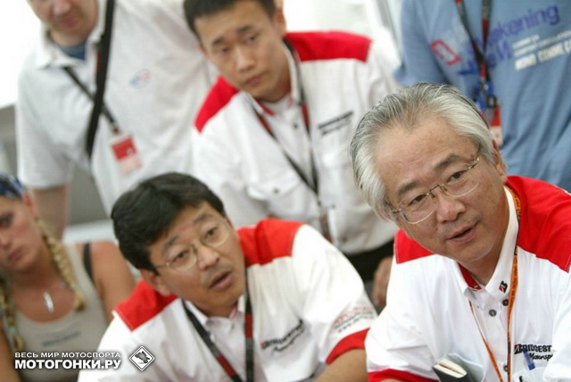 Президент Bridgestone и будущий руководитель Motorsport Dept. Хироси Ямада (в центре) смотрят гонку MotoGP