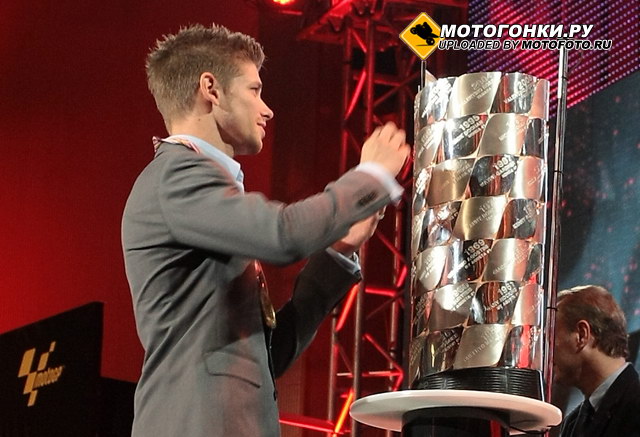 Кейси Стоунер встраивает табличку со своим именем в Башню Чемпионов MotoGP на церемонии награждения FIM MotoGP Awards 2011