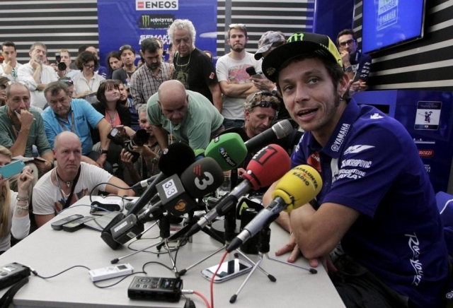 Пресс-конфереция Валентино Росси в паддоке Ricardo Tormo Circuit: все журналисты не поместились в госпиталити Yamaha