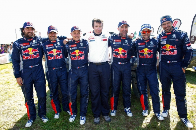 Заводская команда Peugeot после финиша в Розарио
