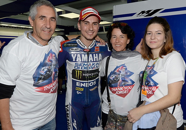 Чичо Лоренцо (слева) и Хорхе Лоренцо с семьей в паддоке Гран-При Валенсии, Yamaha Factory Racing